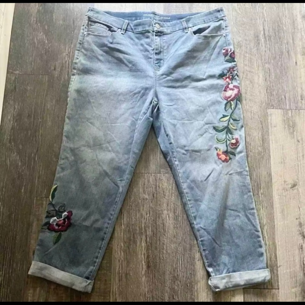 Embellished Chicos size3 (16) girlfriend slim straight leg jeans